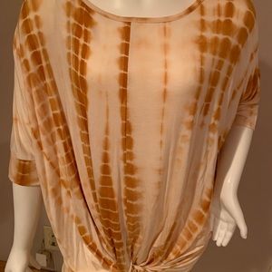 Oversized top with know detail in front